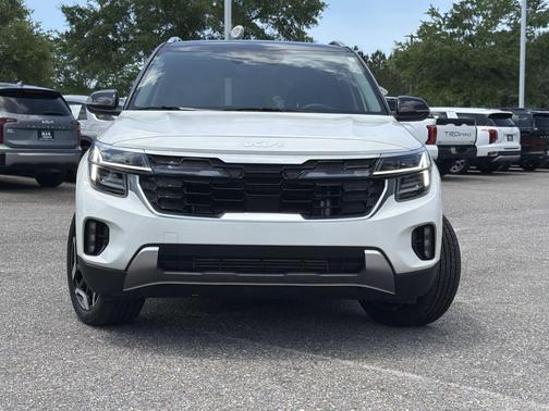 Clear White 2025 Kia Seltos SX