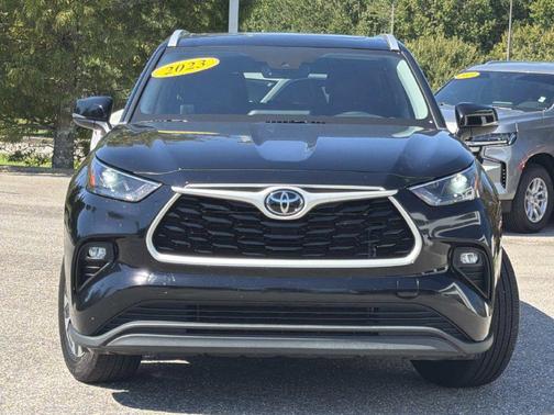Midnight Black Metallic 2023 Toyota Highlander XLE