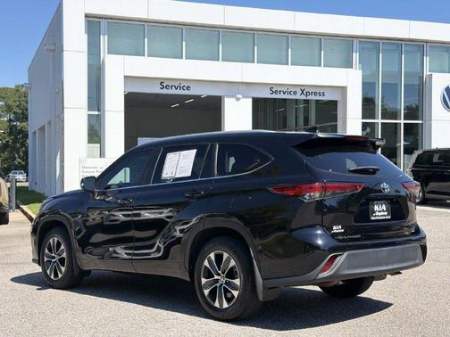 Midnight Black Metallic 2023 Toyota Highlander XLE