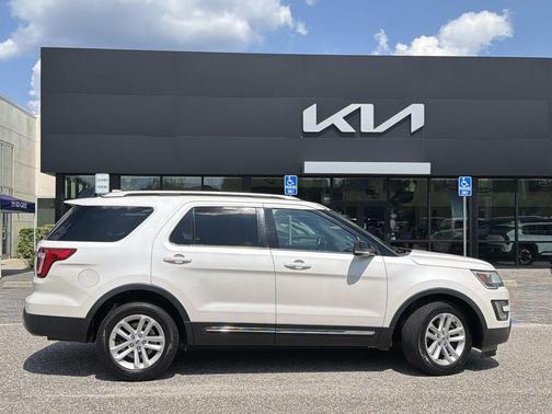 White Platinum Metallic Tri-Coat 2017 Ford Explorer XLT