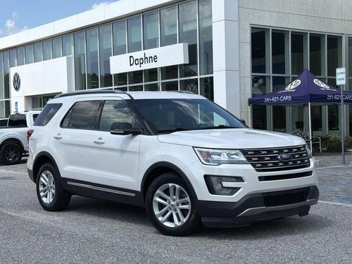 White Platinum Metallic Tri-Coat 2017 Ford Explorer XLT