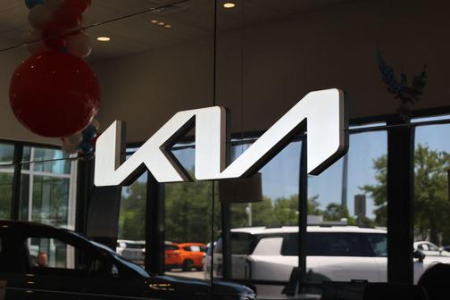 Everlasting Silver 2025 Kia Sportage LX