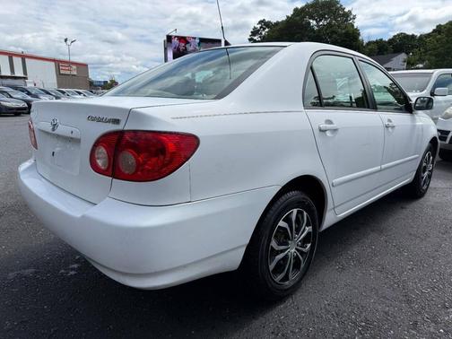 White 2005 Toyota Corolla LE