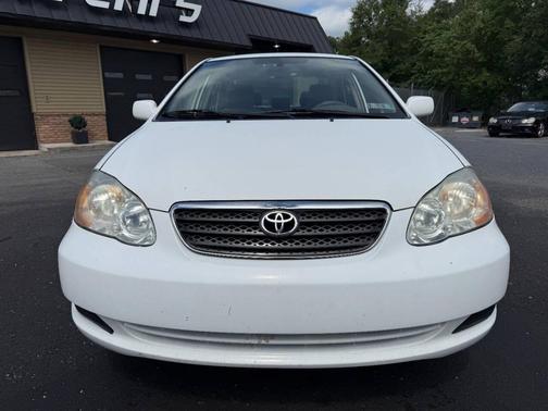 White 2005 Toyota Corolla LE