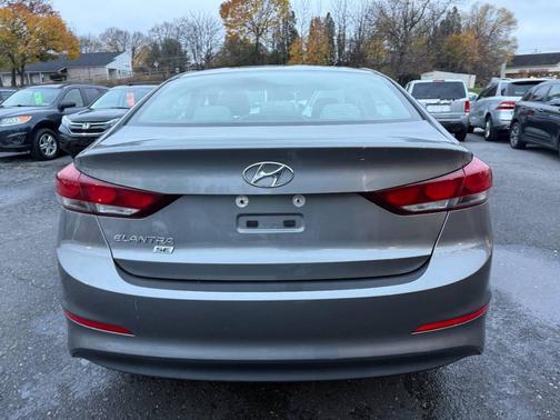 2018 Hyundai ELANTRA SE