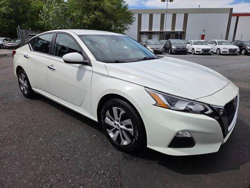 White 2021 Nissan Altima 2.5 S 4dr Sedan