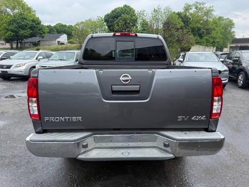 Gray 2018 Nissan Frontier SV