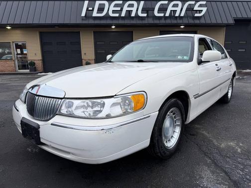 2000 Lincoln Town Car Executive 4dr Sedan