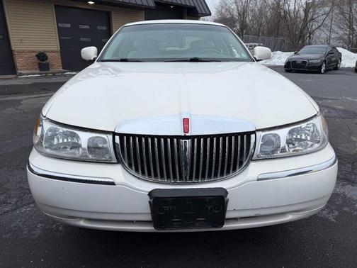 2000 Lincoln Town Car Executive 4dr Sedan