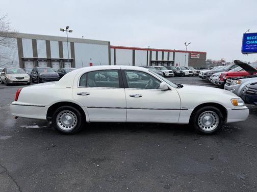 2000 Lincoln Town Car Executive 4dr Sedan