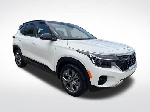 Clear White/Black Roof 2024 Kia Seltos S