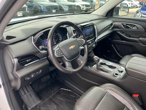 Summit White 2021 Chevrolet Traverse Premier