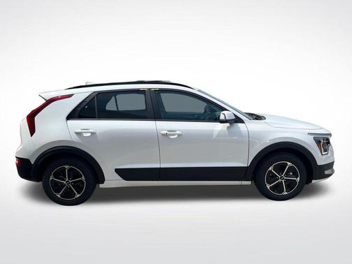 Snow White Pearl 2026 Kia Niro EX
