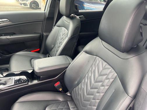 Glacial White Pearl 2024 Kia Sportage S