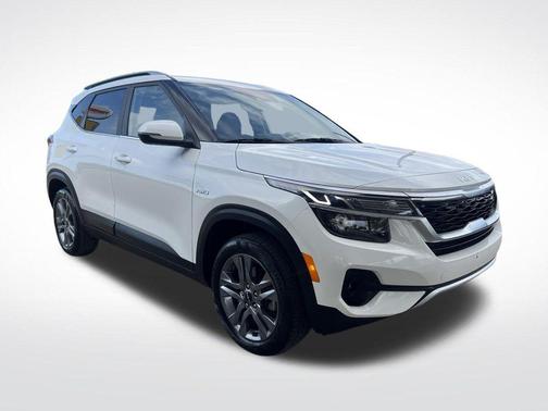 Snow White Pearl 2023 Kia Seltos S