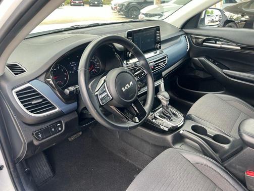 Snow White Pearl 2023 Kia Seltos S