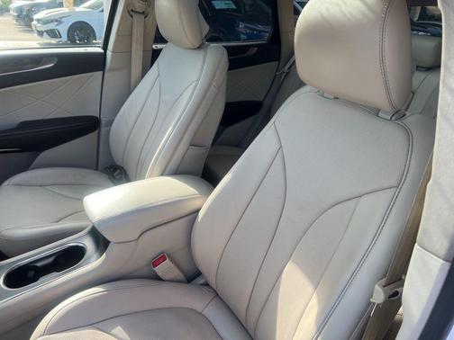 White Platinum Clearcoat Metallic 2017 Lincoln MKC Reserve