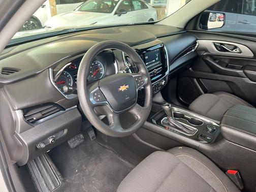 Silver Ice Metallic 2019 Chevrolet Traverse LS