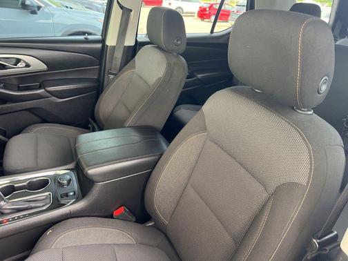 Silver Ice Metallic 2019 Chevrolet Traverse LS