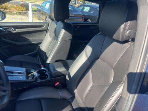 2022 Porsche Macan Base