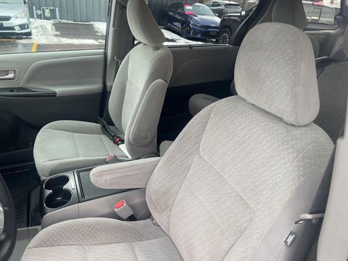 2019 Toyota Sienna LE