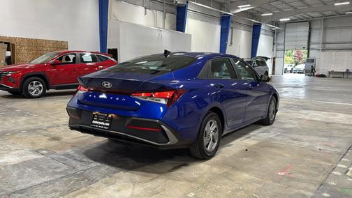 2024 Hyundai ELANTRA SE