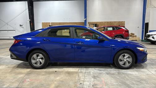 2024 Hyundai ELANTRA SE