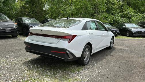 2025 Hyundai ELANTRA SE