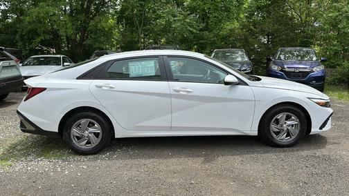 2025 Hyundai ELANTRA SE
