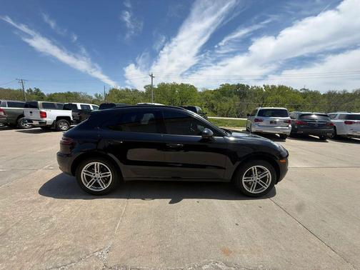 Jet Black Metallic 2017 Porsche Macan Macan Sport Edition