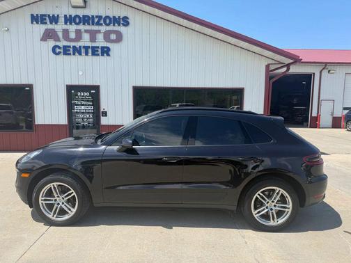 Jet Black Metallic 2017 Porsche Macan Macan Sport Edition