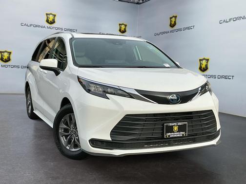 2024 Toyota Sienna LE