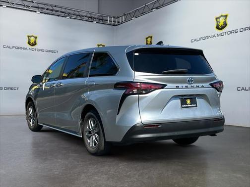 2022 Toyota Sienna LE