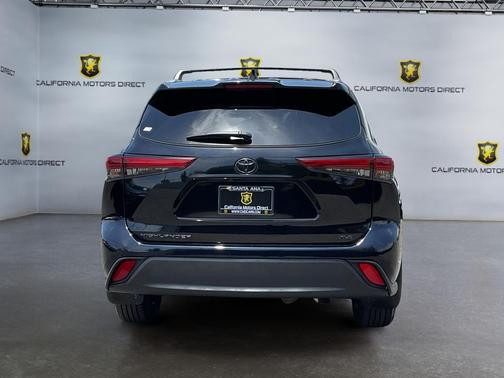 Midnight Black Metallic 2023 Toyota Highlander XLE