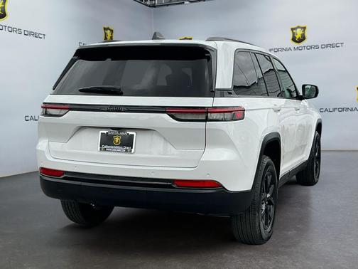Bright White Clearcoat 2025 Jeep Grand Cherokee Altitude