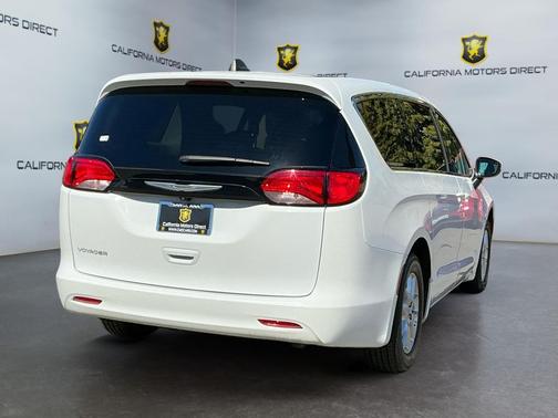 2022 Chrysler Voyager LX