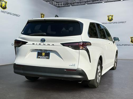2024 Toyota Sienna LE