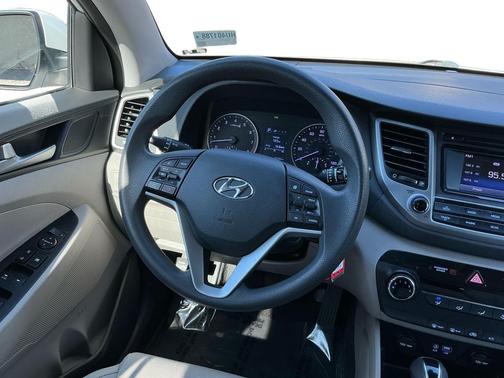 2017 Hyundai TUCSON SE