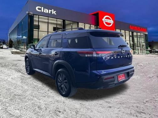 2024 Nissan Pathfinder SV