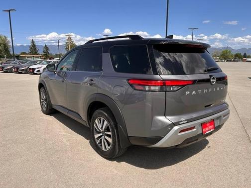 2024 Nissan Pathfinder SL