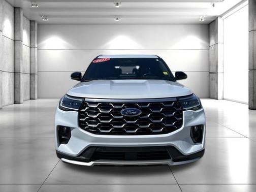 Space White Metallic 2025 Ford Explorer Platinum