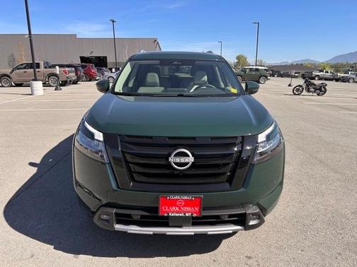 2025 Nissan Pathfinder SL