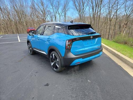 2t Ice Blk Roof 2026 Nissan Kicks SR