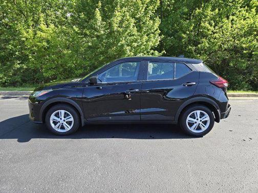 Super Black 2025 Nissan Kicks Play S