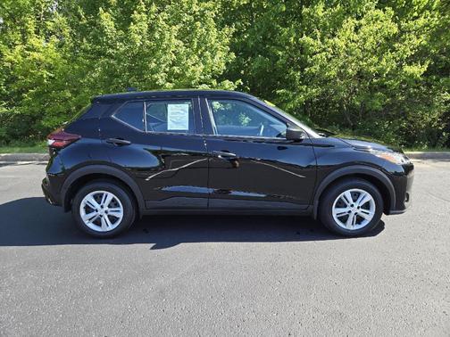 Super Black 2025 Nissan Kicks Play S