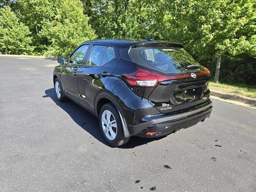 Super Black 2025 Nissan Kicks Play S