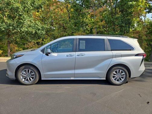 2024 Toyota Sienna XLE