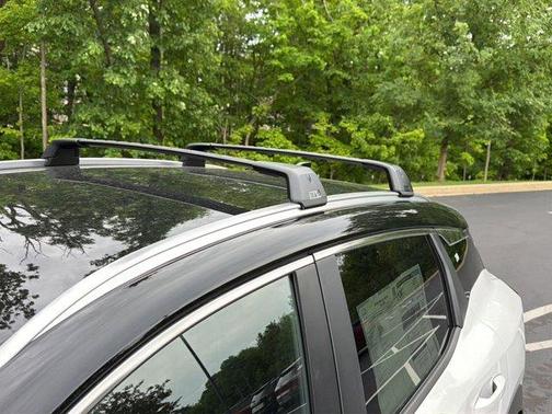2t Wht Blk Roof 2026 Nissan Kicks SV