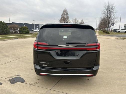 2023 Chrysler Pacifica Touring-L