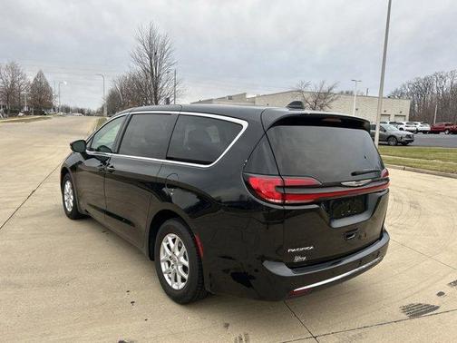 2023 Chrysler Pacifica Touring-L